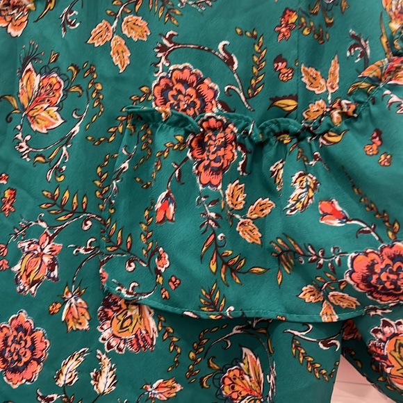 Xhilaration Women’s Green Ruffled Floral Blouse with Flutter Sleeves size XL - Picture 3 of 7